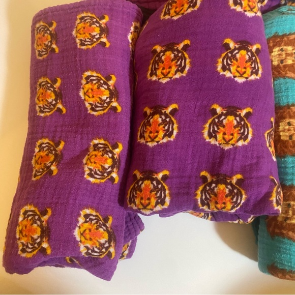 Oliver + Kit 5 Piece Muslin Baby Blankets & Crib Sheets Bundle - Picture 5 of 10